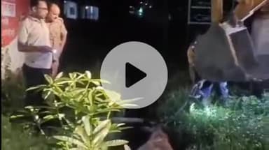 नानपारा: नानपारा के श्री सतरूपा मंदिर के पास नाले में गिरे दो गोवंशों का रेस्क्यू, जेसीबी, पुलिस और फायर टीम ने मिलकर किया बचाव