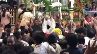 मथुरा: ब्रज के प्रसिद्ध ठाकुर द्वारकाधीश मंदिर में नंदभवन की धूम लाला होने की खुशी में लुटाए गए उपहार