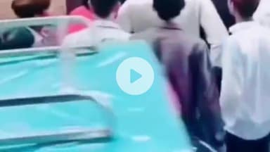 अमरोहा: अमरोहा नगर में मुस्लिम लड़की के साथ बाइक पर जा रहे हिंदू युवक को मुस्लिम समाज के लोगों ने पकड़ा, वीडियो हुआ वायरल