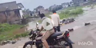 गंधवानी: पुल पर बहते पानी में फंसी बाइक, लोगों ने बचाई जान, जोखिम में डालकर निकलते हैं लोग