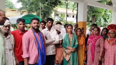 सहारनपुर: डीएम कार्यालय पहुंचे गांव बरसी के ग्रामीणों और पीड़ित परिजनों ने की अंकुश हत्याकांड के आरोपियों की गिरफ्तारी की मांग