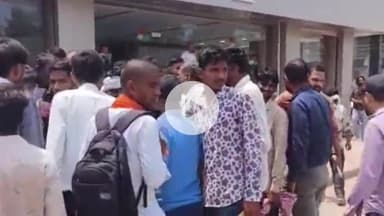 भीलवाड़ा: गायत्री आश्रम के निकट सोमवार सुबह ब्लैकमेलिंग के आरोप में रंगे हाथों पकड़े गए 2 युवकों की भीड़ ने बीच सड़क पर की धुनाई