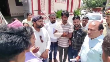 सुल्तानपुर: पंचायत सहायक अपनी विभिन्न मांगों को लेकर जिलाधिकारी कार्यालय पहुंचे, जिला प्रशासन को दिया ज्ञापन