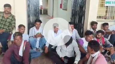 पीपलदा: ककरावदा ग्राम पंचायत क्षेत्र में अनियमित बिजली आपूर्ति को लेकर इटावा उपखंड मुख्यालय पर ग्रामीणों ने किया प्रदर्शन