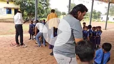 तिल्दा: तिल्दा नेवरा के फ्रेंड्स क्लब ने शासकीय स्कूलों में छात्र-छात्राओं को चप्पल का किया वितरण