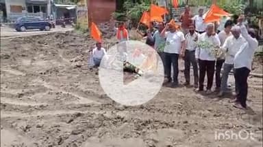 हिंगणघाट: झाशी राणी चौकात शिवसेना उबाठा पक्षाचे खड्ड्यात बसून आंदोलन; खड्डे बुजवण्यासाठी सात दिवसाचे अल्टिमेटम