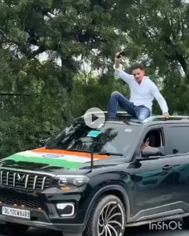 गुरुग्राम: दिल्ली-गुरुग्राम एक्सप्रेस वे पर लग्जरी कारों से स्टंट, सनरूफ से बाहर निकले युवक; हरियाणवी-पंजाबी गाने बजाए