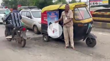 खंडवा नगर: खंडवा ओवरब्रिज पर गड्ढे में फंसे ऑटो और बाइक, सोशल मीडिया पर वीडियो वायरल