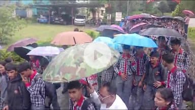 जोशियाड़ा: जनपद में मानसून सीजन की बारिश थमने का नाम नहीं ले रही, स्कूली बच्चे और ग्रामीण जोखिम के साथ कर रहे आवाजाही