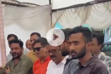 कांके: अल्बर्ट एक्का चौक के पास जेएमएम रांची ने दिवंगत दिशोम गुरु शिबू सोरेन के श्राद्धकर्म के प्रसाद का किया वितरण