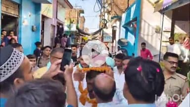 बरेली: बारादरी थाना क्षेत्र के मौर्य वाली गली से निकली आला हजरत में पेश होने वाली चादर पर हिंदू भाइयों ने फूलों की बारिश की