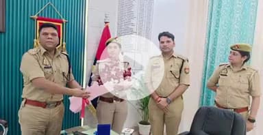 सुल्तानपुर: वॉलीबॉल में कांस्य पदक जीतने वाली आरक्षी आरती को प्रमोशन मिला, सुलतानपुर एसपी ने रैंक बैज लगाकर दी बधाई