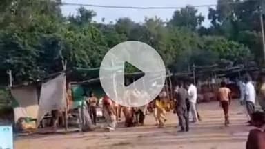 झांसी: बिजौली में मुर्गा मंडी में ग्राहक को लेकर दो दुकानदारों के बीच हुई मारपीट, वीडियो हुआ वायरल