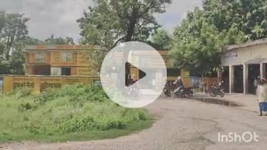 बलरामपुर: मंडी समिति भगवतीगंज में इफको विक्रय केंद्र पर सुबह से शाम तक यूरिया के इंतजार में किसान पहुंचे