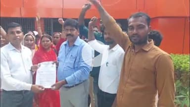 राजातालाब: खंड विकास अधिकारी सेवापुरी को पंचायत सहायकों ने सौंपा ज्ञापन, रखी अपनी मांग