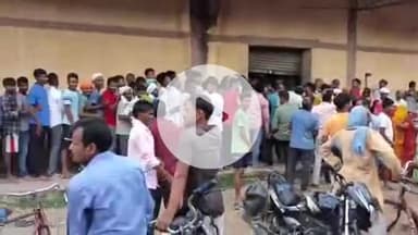 सुल्तानपुर: खाद वितरण में अफरा-तफरी, कटका पीसीएफ पर किसानों की भारी भीड़