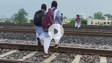 बीना: रेलवे लाइन पर करना स्कूली बच्चों की बनी मजबूरी, खिमलासा फाटक स्थित अंडरब्रिज में भरा पानी
#jansamasya