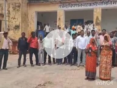 बल्देवगढ़: नामांकन प्रक्रिया पूरी न होने पर मछुआ समिति सदस्यों ने राजेंद्र वितरण केंद्र पर किया विरोध प्रदर्शन