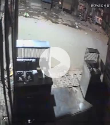 सुल्तानपुर: रेलवे स्टेशन रोड पर बाइक सवार नकाबपोश युवक ने होटल रेस्टोरेंट में पेट्रोल फेंककर जलती माचिस फेंककर आग लगाने की कोशिश की