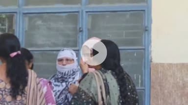 रामपुर: तहसील सदर परिसर में आंगनबाड़ी बहनें बीएलओ ड्यूटी लगने से बेहद परेशान, बोलीं- कोई अधिकारी सुनता नहीं, क्या करें