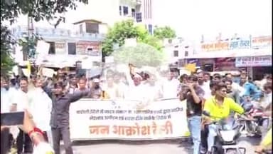 करौली: वाल्मीकि समाज ने जातिगत भेदभाव का आरोप लगाते हुए शहर में जनाक्रोश रैली निकाली, कलेक्ट्रेट पर धरना देकर DM को ज्ञापन दिया