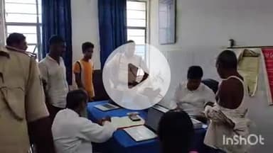 रजौली: गोपाल नगर मोहल्ले से पिस्टल के साथ गिरफ्तार तीनों युवकों को मेडिकल जांच के लिए अस्पताल लेकर पहुंची पुलिस