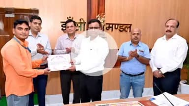 झांसी: झांसी मंडल रेल प्रबंधक ने कार्यालय में कर्मचारियों को सुरक्षा क्षेत्र में उत्कृष्ट सेवाओं के लिए किया सम्मानित