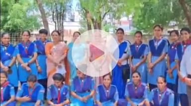 बाड़मेर: सुसमा अभियान के तहत जिला मुख्यालय पर सड़क सुरक्षा नियमों का प्रशिक्षण आयोजित, छात्राओं को बांटे गए हेलमेट