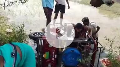 रहुई: रहुई में नगर पंचायत भवन के पास अनियंत्रित टोटो पलटा, यात्री बाल-बाल बचे