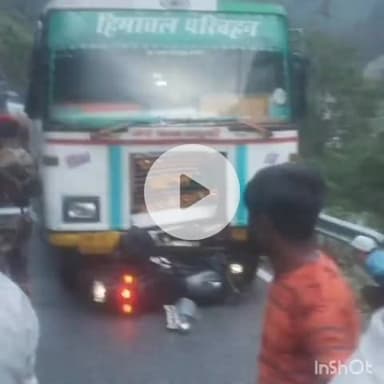 मोरंग: करछम में पर्यटक की बाइक अनियंत्रित होकर बस से टकराई, दो लोग हुए घायल