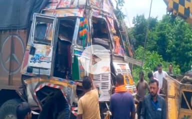 चौपारण: दनुआ घाटी में ट्रक ने कंटेनर को मारी टक्कर, चालक और उपचालक सुरक्षित