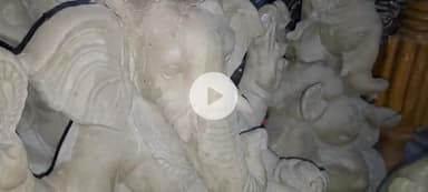 खंडवा नगर: कलाकार मिट्टी के भगवान श्री गणेश जी की प्रतिमा को दे रहे अंतिम रूप