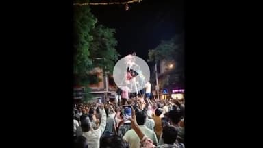 नीमच नगर: नीमच: भारत माता चौराहे पर मटकी फोड़ प्रतियोगिता में यदुवंशी सेना ने लगातार दूसरी बार मटकी फोड़ी, जीता इनाम