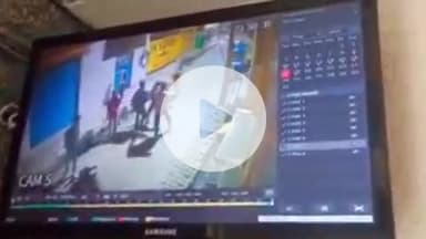 झांसी: शास्त्री नगर में शराब के नशे में धुत 4 युवकों ने 15 वर्षीय किशोर को रोड पर गिराकर बेरहमी से पीटा, वीडियो हुआ वायरल