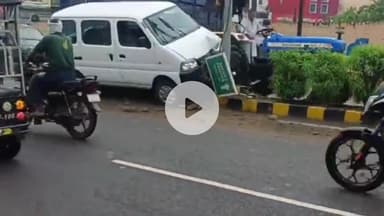 करनाल: आईटीआई चौक के पास हाईवे पर तेज रफ्तार गाड़ी बिजली के पोल से टकराई, बड़ा हादसा टला