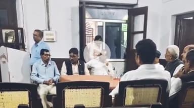 बहराइच: जिला बार एसोसिएशन सभागर में अधिवक्ता के निधन पर आयोजित शोकसभा में अधिवक्ताओं ने अर्पित की भावभीनी श्रद्धांजलि