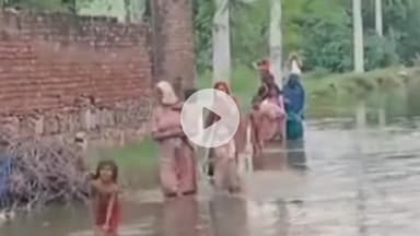 नूह: बैंसी गांव में बरसाती पानी जमा होने से बस्ती डूबने की कगार पर, ग्रामीणों ने जिला प्रशासन से मांगी मदद