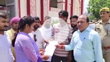 सुल्तानपुर: पंचायत सहायकों ने कलेक्ट्रेट में डीएम को दिया ज्ञापन, डिजिटल क्रॉप सर्वे से मुक्ति या सुविधाएं देने की मांग