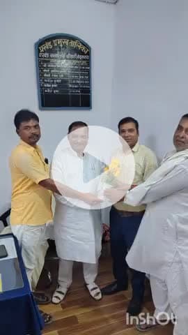 छौड़ाही: छौराही कार्यालय में प्रखंड प्रमुख ने नए बीपीआरओ को गुलदस्ता देकर किया स्वागत