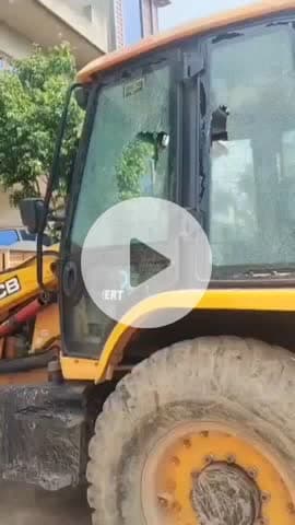 अलवर: शालीमार विस्तार योजना चिरखाना के पास आपसी कहासुनी के बाद लाठी-डंडों से मारपीट, जेसीबी के शीशे और बाइक तोड़े गए