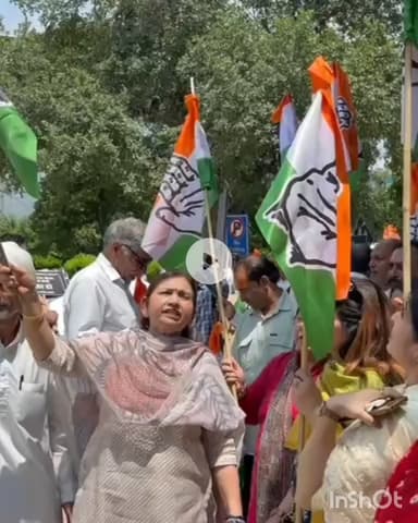 गुरुग्राम: कांग्रेसियों ने निगम कार्यालय में पलटी कूड़े से भरी ट्रॉली, बदबू से परेशान दिखे कर्मचारी