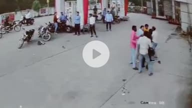सहारनपुर: दिल्ली रोड स्थित पेट्रोल पंप पर पेट्रोल डलवाने आए युवक के साथ हुई मारपीट का सीसीटीवी फुटेज आया सामने