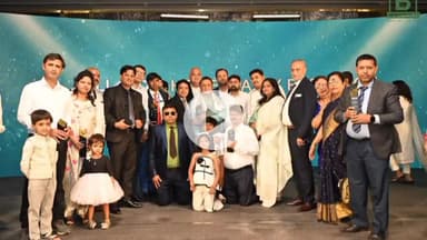 उतरौला: गोवा की धरती पर उतरौला के डा. अरविंद मिश्रा को भारत के महान खिलाड़ी सुनील गावस्कर ने किया सम्मानित