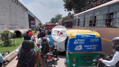 राजातालाब: मोहन सराय चौराहे पर लगा लंबा जाम, स्कूल वाहन व एम्बुलेंस भी जाम में फंसी