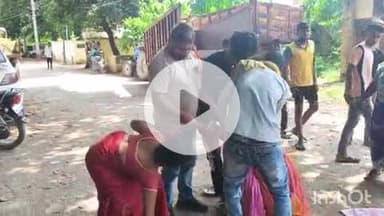 भभुआ: भभुआ थाना पहुंची दो बहनों ने जमीन विवाद को लेकर थाना परिसर में की मारपीट, वीडियो हुआ वायरल