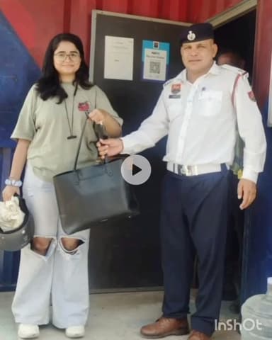 गुरुग्राम: जिले में कीमती आभूषण व कागजात सहित खोया पर्स मालकिन को लौटाकर किया सराहनीय कार्य