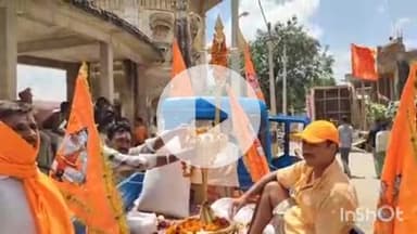 बिधूना: ऐरवाकटरा कस्बा में निकाली गई विशाल शोभायात्रा, बड़ी संख्या में लोग दिखे