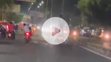 झांसी: हाईवे होटल के सामने चलती बाइक के ऊपर खड़े होकर रील बनवाते युवक का वीडियो सोशल मीडिया पर हुआ वायरल