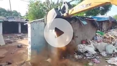 झांसी: इंद्रानगर में मलिन बस्ती पर निगम का बुलडोजर चला, बस्ती वालों ने कहा- 27 साल से रह रहे हैं