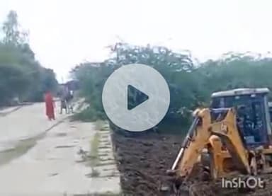 बारां: मूडंला गांव में नाले पर अतिक्रमण की शिकायत के बाद कलेक्टर के आदेश पर PWD जेईएन ने जेसीबी से करवाई खुदाई